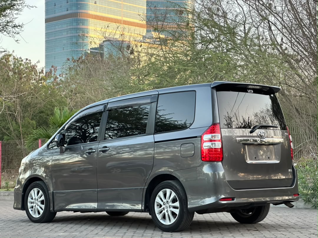 TOYOTA NOAH thumbnail 2